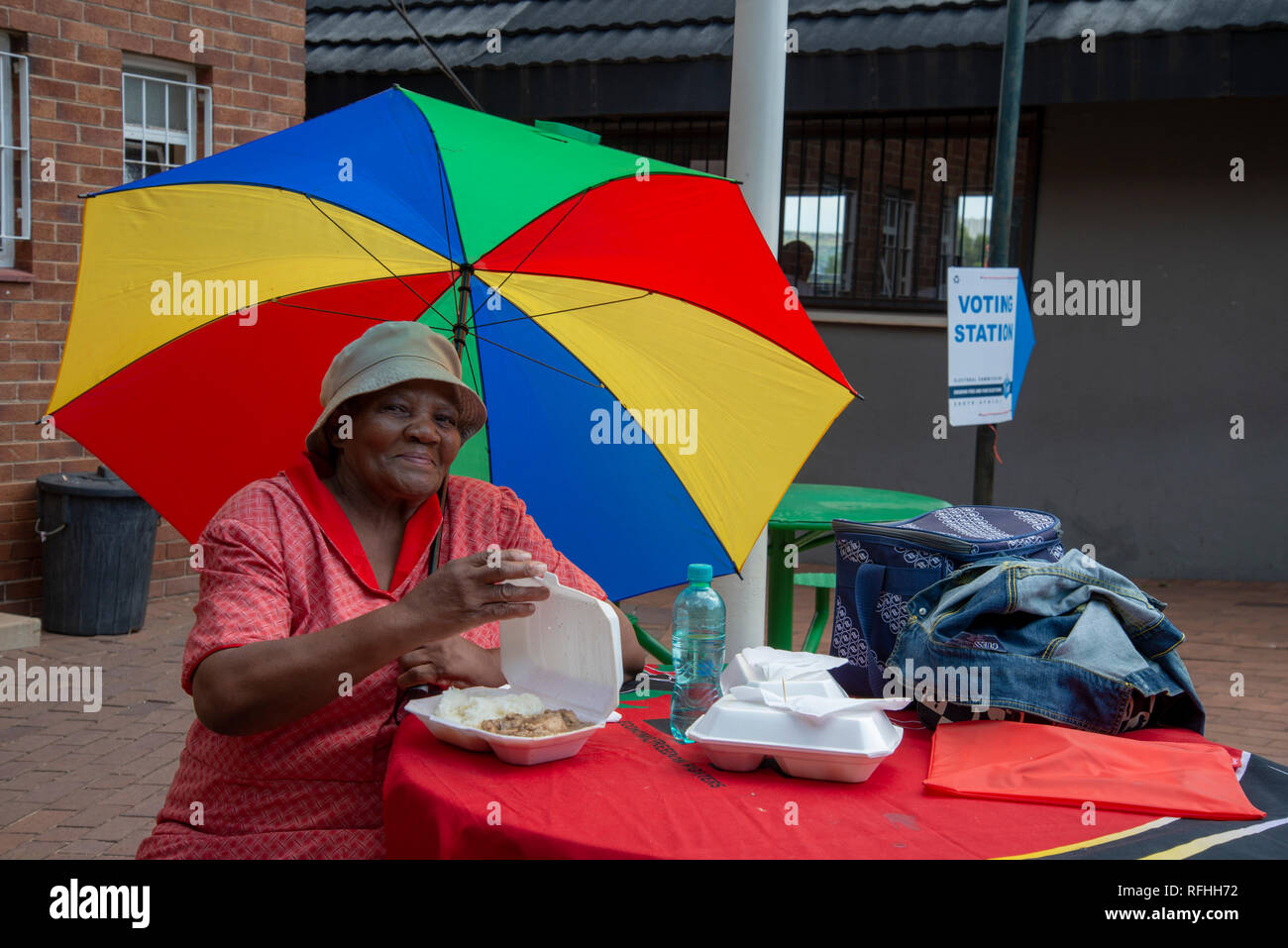 EFF Vertreter Jeannette Ntuane, 70, Freiwilliger an einem wählerregistrierung Standort in Linden, Johannesburg, Samstag Nachmittag. Es ist die letzte Wochenende zu registrieren in Südafrika 2019 allgemeine Wahlen zu wählen. "Ich denke, dass ich mit den anderen Parteien die Hoffnung verloren haben. Das ist auch der Grund, warum ich EFF Versuche. Vielleicht ändern Sie es bringen wird", sagte der pensionierte inländische Arbeitnehmer. Ntuane sagte, daß sie von Korruption müde ist. "Die Beamten sind immer so viel Geld und Sie sind immer noch das Stehlen von der Regierung. Wenn du mit der Arbeit (als im Inland), erhalten Sie so wenig." Quelle: Eva-Lotta Jansson/Alamy leben Nachrichten Stockfoto