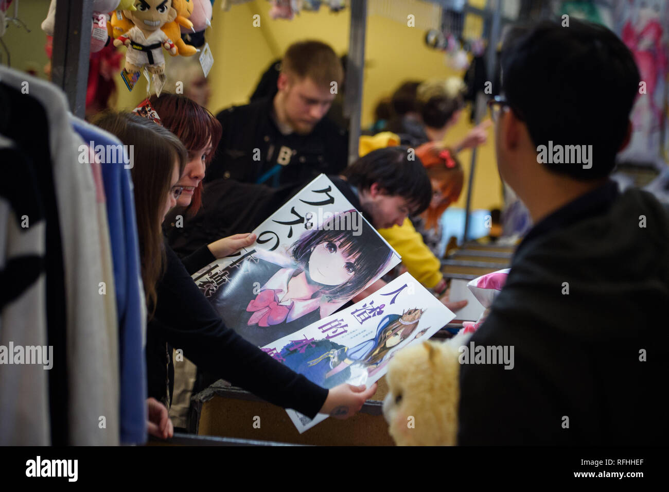 Berlin, Deutschland. 26 Jan, 2019. Am Japan Festival in der Urania, Besucher sind in Poster Zeichen angezeigt aus der japanischen Serie auf einen Verkaufsstand interessieren. Credit: Gregor Fischer/dpa/Alamy leben Nachrichten Stockfoto