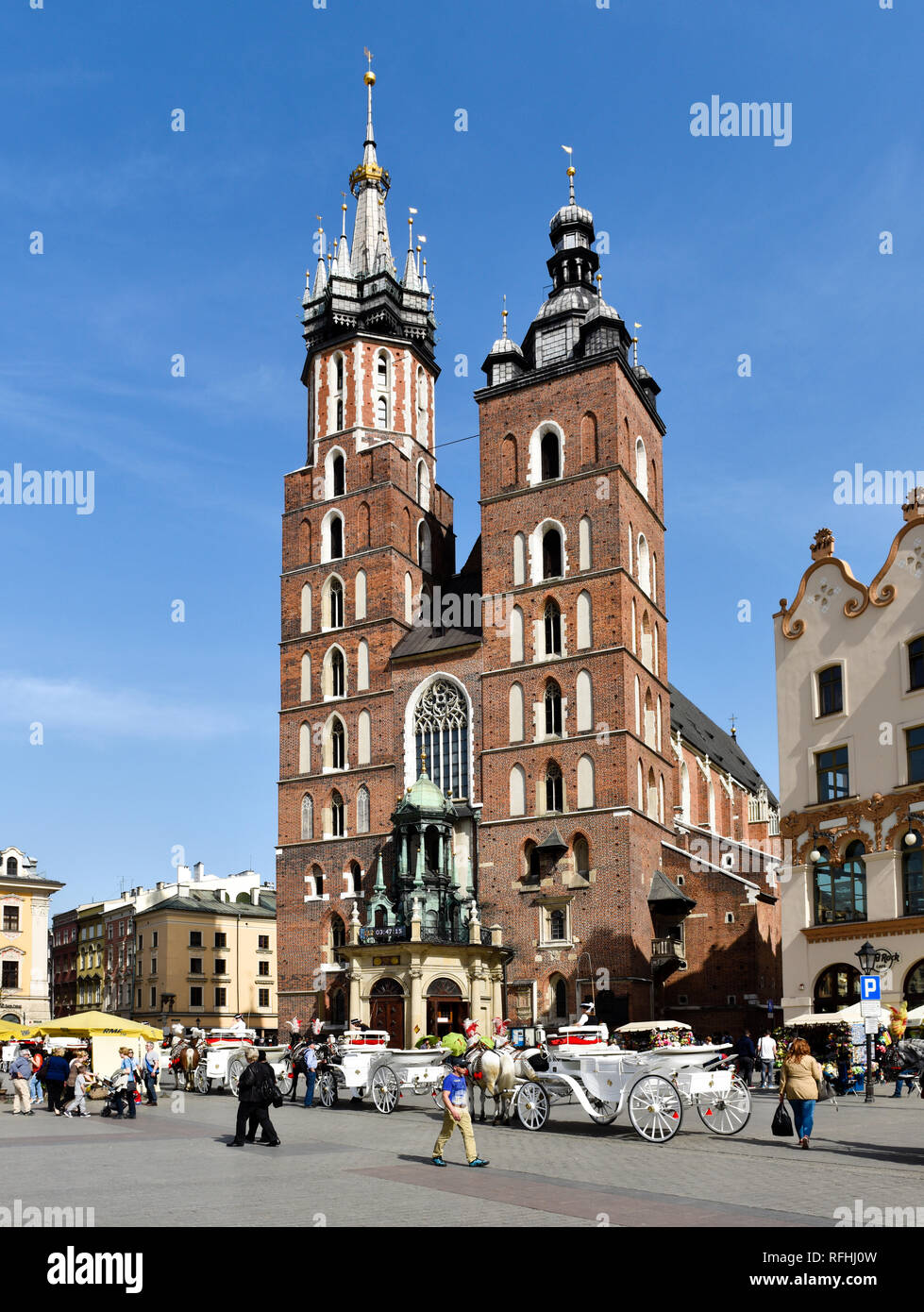 Marktplatz mit der Marienkirche in Krakau in Polen Stockfoto