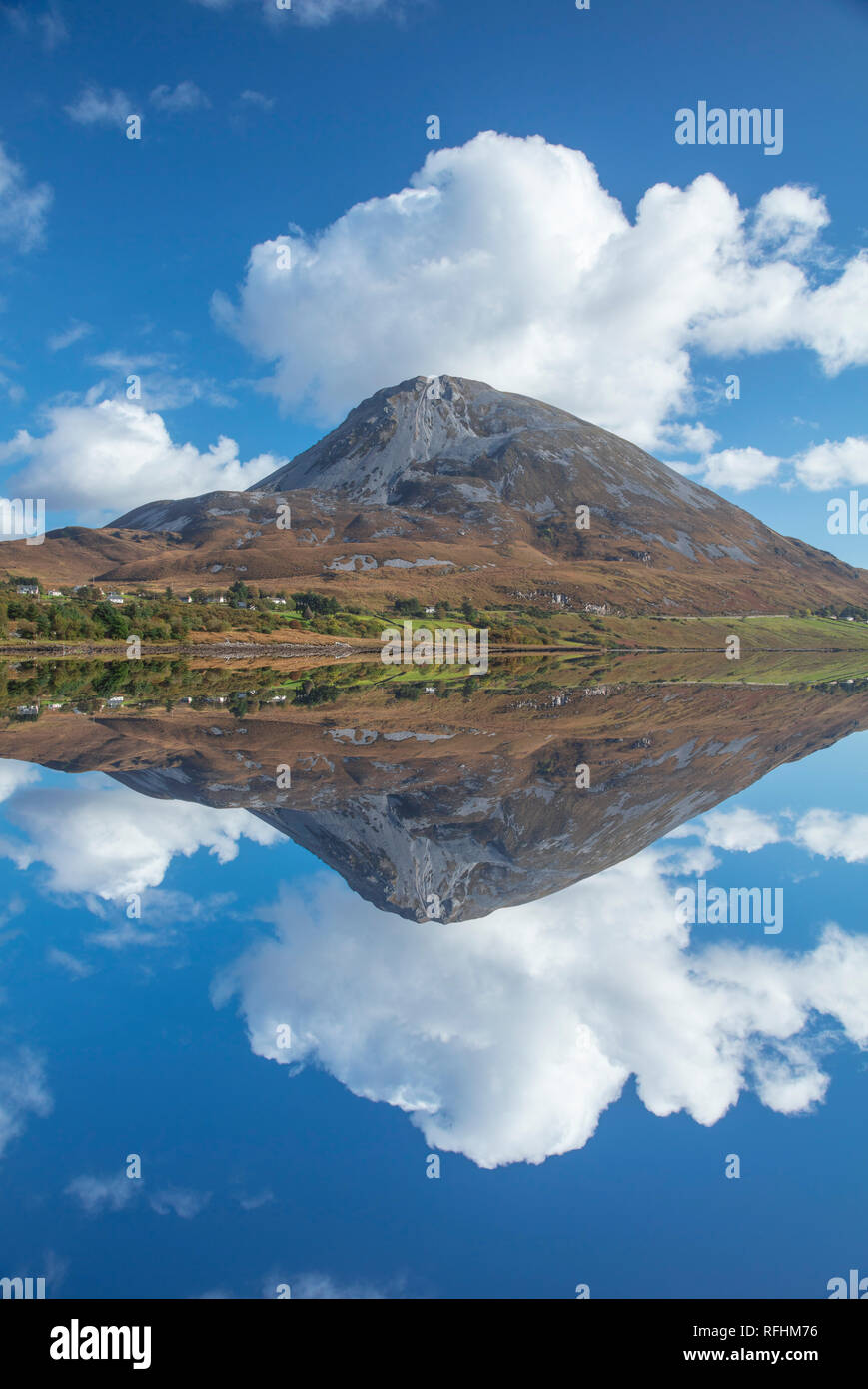 Perfekte Reflektion der Errigal Mountain in Dunlewy Lough. County Donegal, Irland. Stockfoto