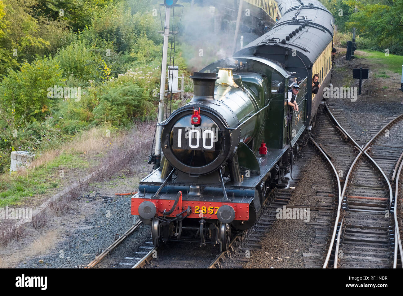 Ein GWR Churchward 2800 Klasse Dampflok auf den Severn Valley Railway Station an Highley, Shropshire, im Herbst Dampf Gala, England, Großbritannien Stockfoto