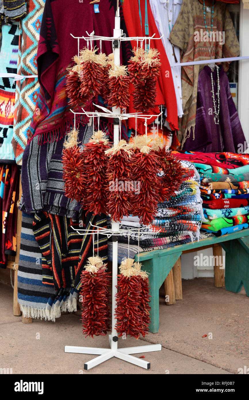 Zeichenfolgen der rote Chile peppers, oder Ristras, zum verkauf in Santa Fe, NM USA Stockfoto