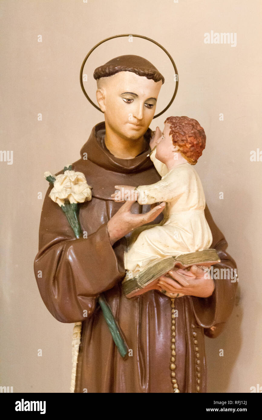 Die Statue des heiligen Antonius von Padua mit dem Jesuskind in den Armen. Stockfoto