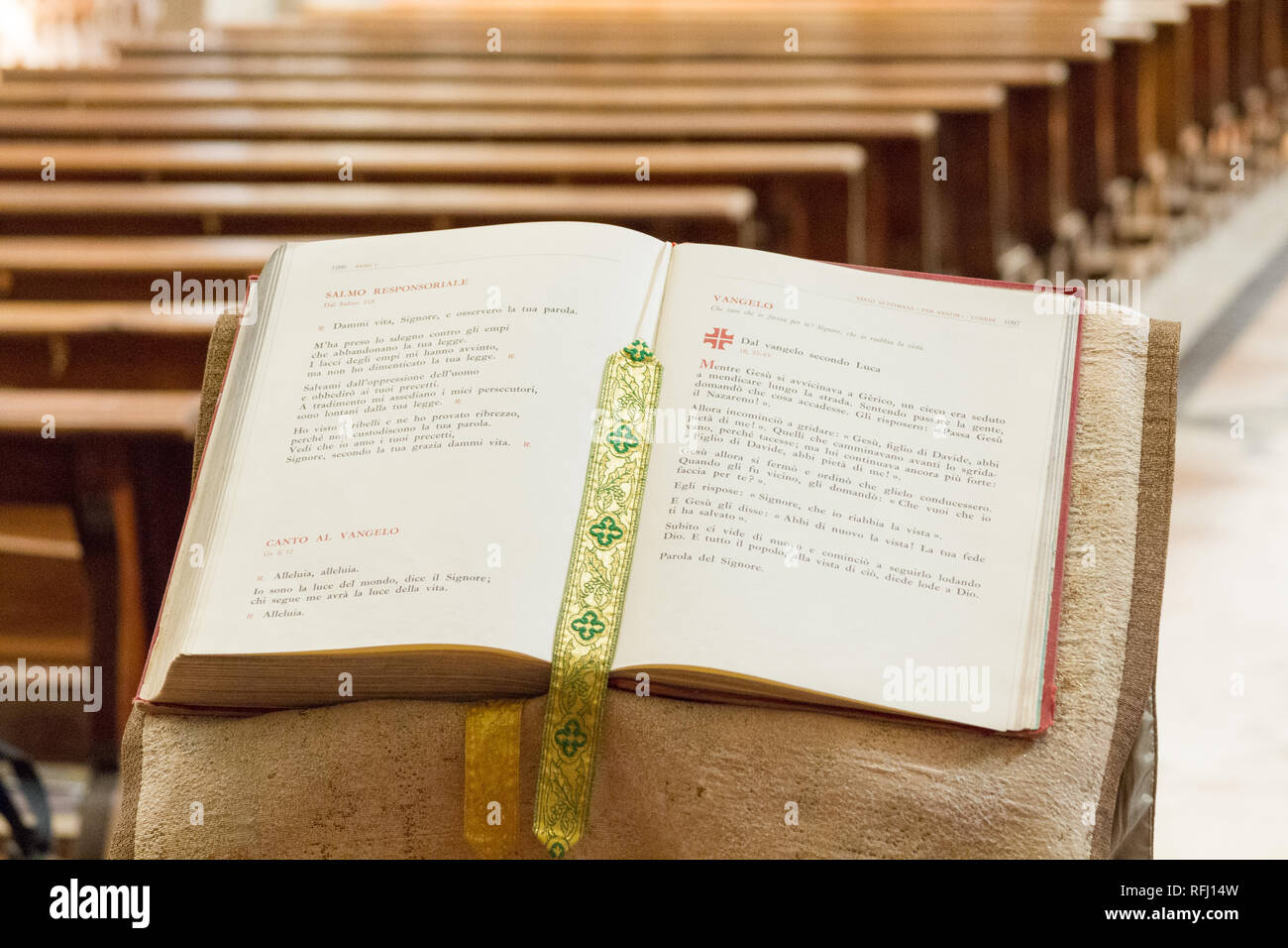 Eine offene Bibel für die Besucher der heutigen Vorlesung in der Salesianer von Don Bosco Kirche Santa Maria delle Grazie" - Heilige Maria der Gnade zu lesen. Stockfoto