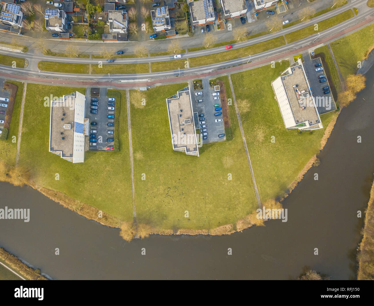 Top down Sicht von Apartment Gebäuden mit Parkplätzen und Rasen, de in Stadt Groningen Stockfoto