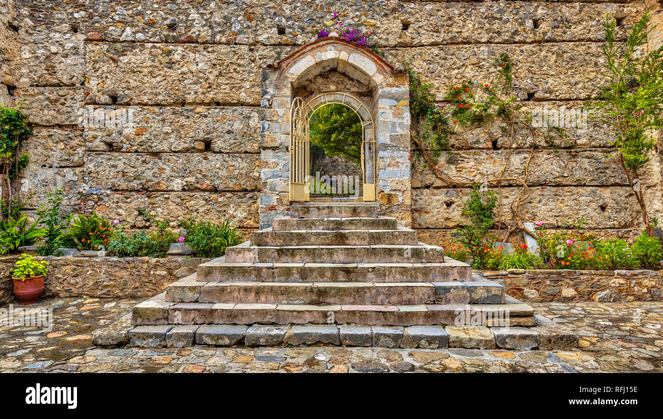 Tür mit Stein Treppe Garten zu byzantinischen Stockfoto