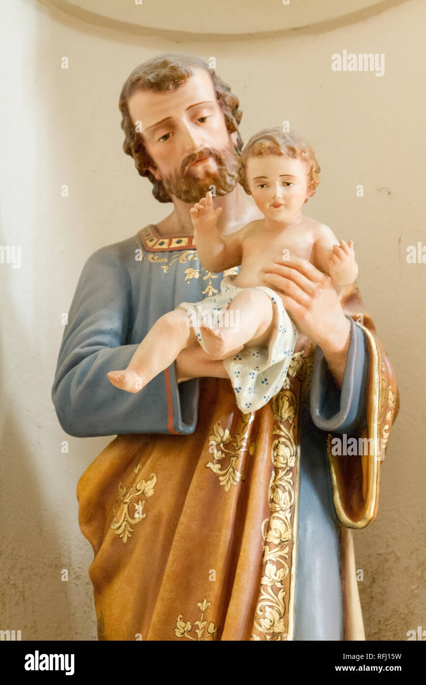 Die Statue des Hl. Josef mit dem Jesuskind in den Armen. Der Salesianer von Don Bosco Kirche Santa Maria delle Grazie" - Heilige Maria der Gnade. Stockfoto