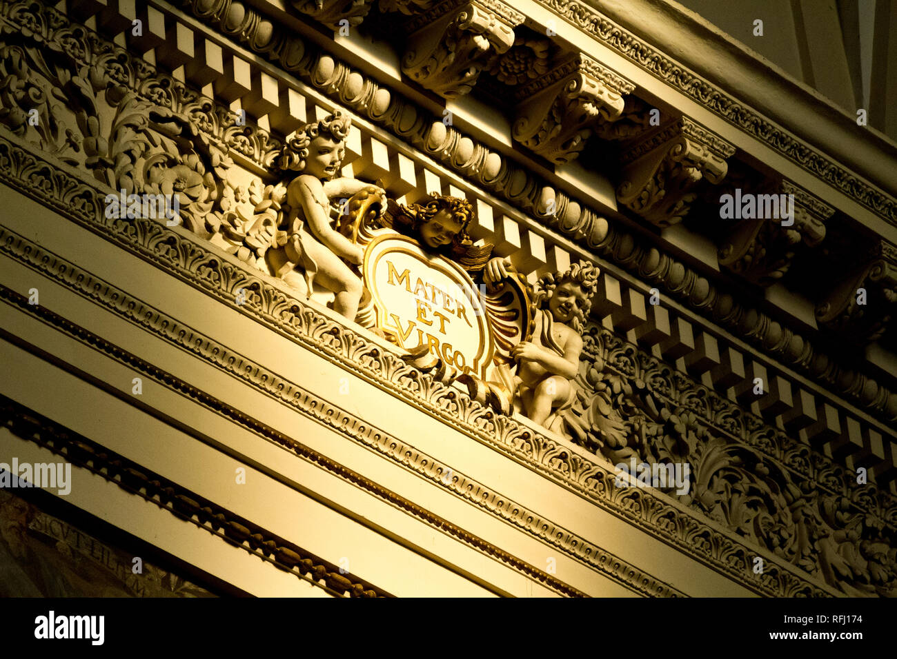Die Aufschrift 'Mater et Virgo" bedeutet "Mutter und Jungfrau" in einer Kirche. Stockfoto