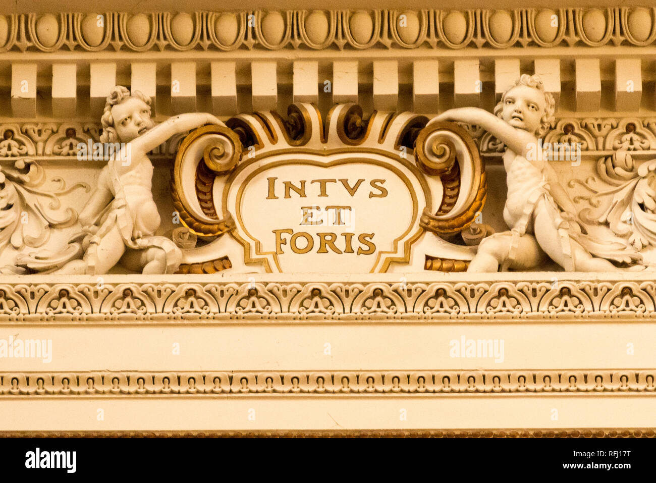 Die Inschrift "Intus et Foris" bedeutet "Innen und Außen" oder "Innerhalb und Außerhalb' in die Salesianische Kirche Santa Maria delle Grazie" in Pavia, Italien. Stockfoto