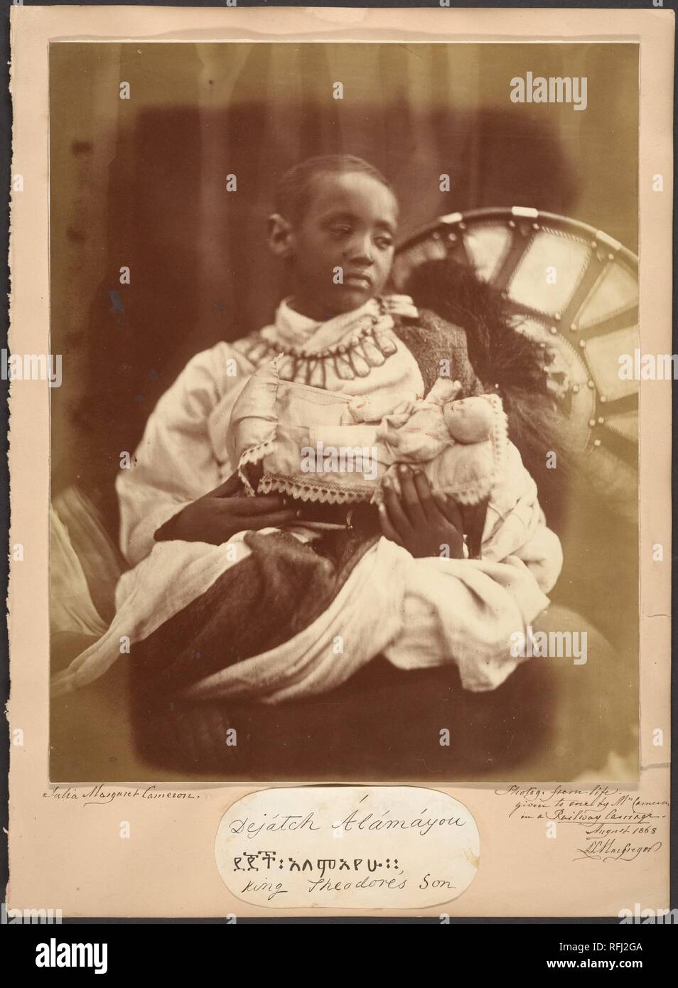 Déjatch Alámayou, der Sohn von König Theodor. Artist: Julia Margaret Cameron (British (Indien) geboren, Kalkutta 1815-1879 Kalutara, Ceylon). Abmessungen: Bild: 29,2 x 23,3 cm (11 1/2 x 9 3/16 in.). Datum: Juli 1868. Déjatch Alámayou wurde nach der britischen Niederlage der Äthiopier in der Schlacht von Magdalena und dem Selbstmord seines Vaters, Tewodros (Theodore) II., Kaiser von Äthiopien, im April 1868 nach England gebracht. Queen Victoria hat ein Interesse an Alámayou und sah zu seiner Bildung und Schutz, ihn in der Obhut von Kapitän Tristram Speedy, der, wie Cameron, hatte ein Haus auf der Insel Wight. Speedy b Stockfoto