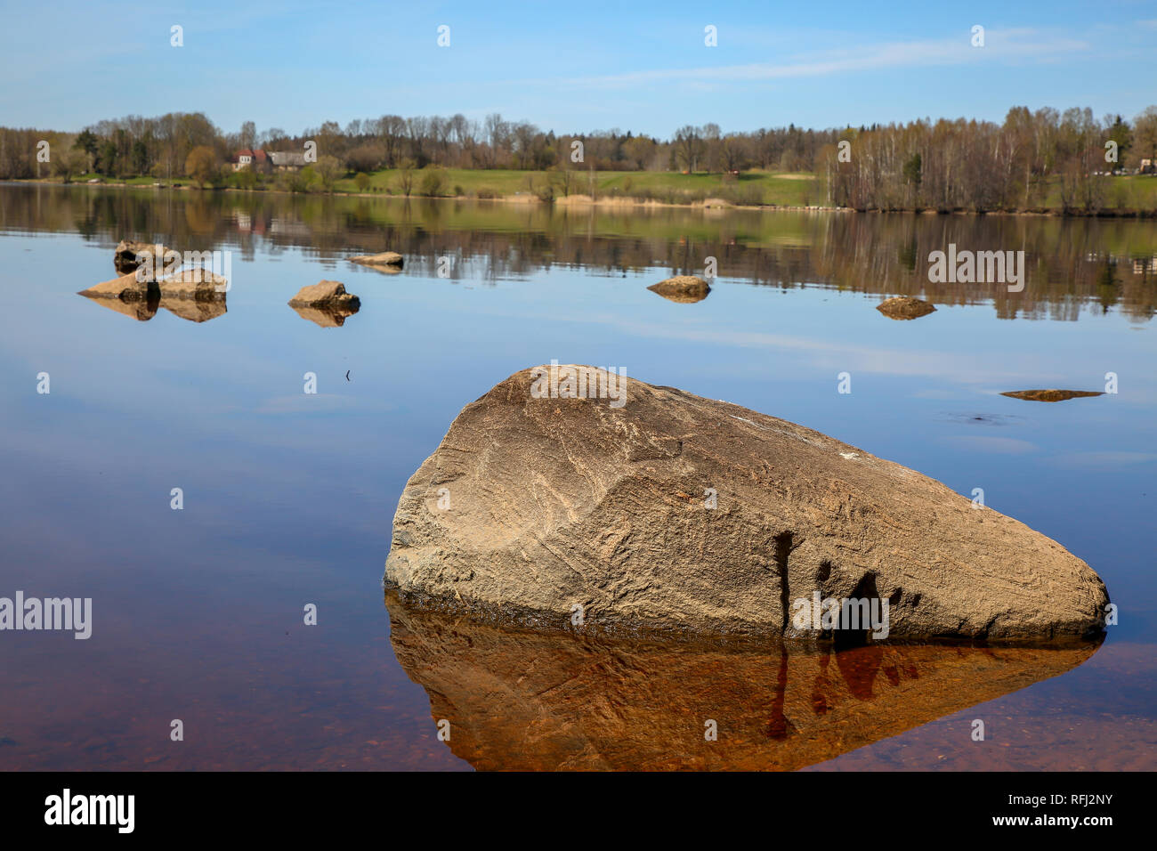 Natürliche Fluss Daugava Landschaft mit großen Steinen und Ruinen in Lettland. Koknese Burgruine. Lettische mittelalterliche Burgen. Archäologische monume Stockfoto
