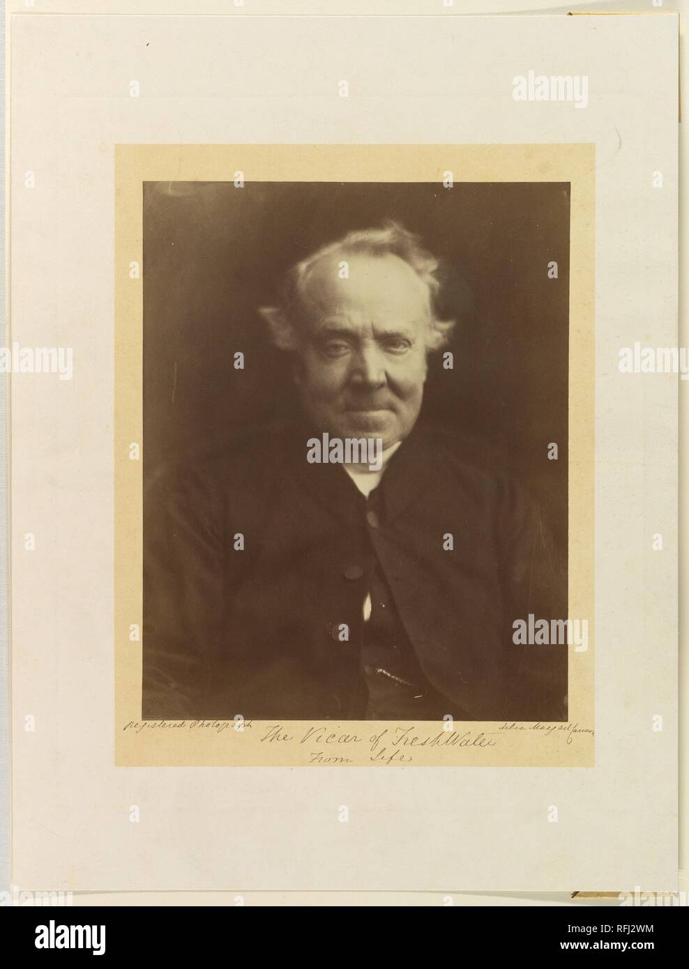 Der Vikar von Süßwasser. Artist: Julia Margaret Cameron (British (Indien) geboren, Kalkutta 1815-1879 Kalutara, Ceylon). Abmessungen: 26,4 x 20,8 cm (10 3/8 x 8 3/16 in. ). Datum: 1864. Museum: Metropolitan Museum of Art, New York, USA. Stockfoto