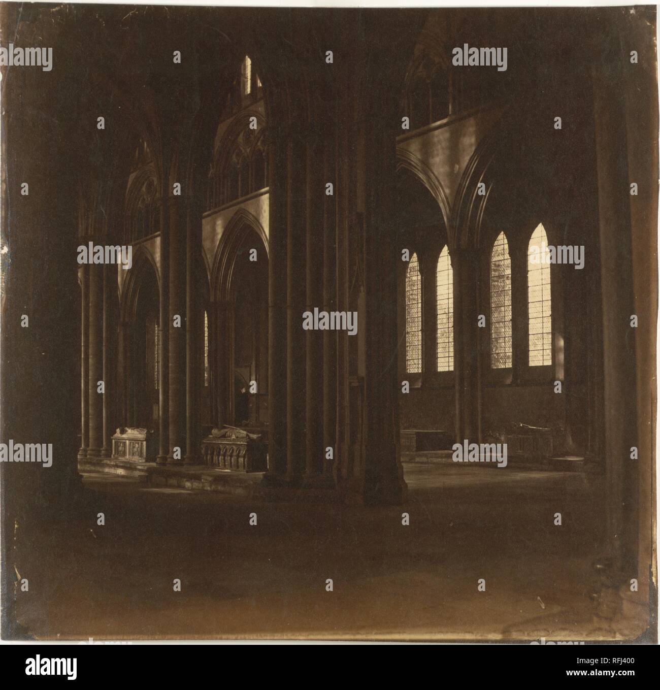 Die Kathedrale von Salisbury - das Kirchenschiff, aus dem südlichen Querschiff. Artist: Roger Fenton (British, 1819-1869). Abmessungen: 30,2 x 31,1 cm (11 7/8 x 12 1/4 in. ). Datum: 1858. Die dunklen Innenräumen der gotischen Kathedralen vor eine besondere Herausforderung gestellt frühen Fotografen. Indem Sie den Verschluss zu öffnen vielleicht mehrere Stunden, Fenton erreicht die technischen Tour de Force, erhabenen Verordnung der Kathedrale deutlich lesbar, während gleichzeitig die Registrierung die Nuancen der Halbdunkel des gotischen Raum. Die Kathedrale von Salisbury, Wiltshire, ist hier aus dem südlichen Querschiff nach Norden gesehen Stockfoto