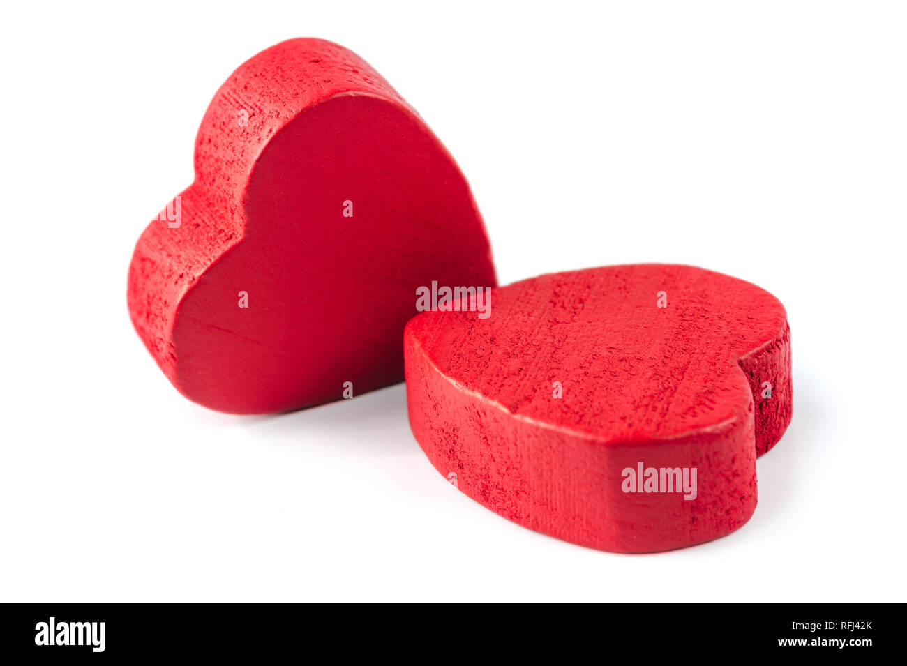 Zwei rote Herzen aus Holz isoliert auf weißem Stockfoto