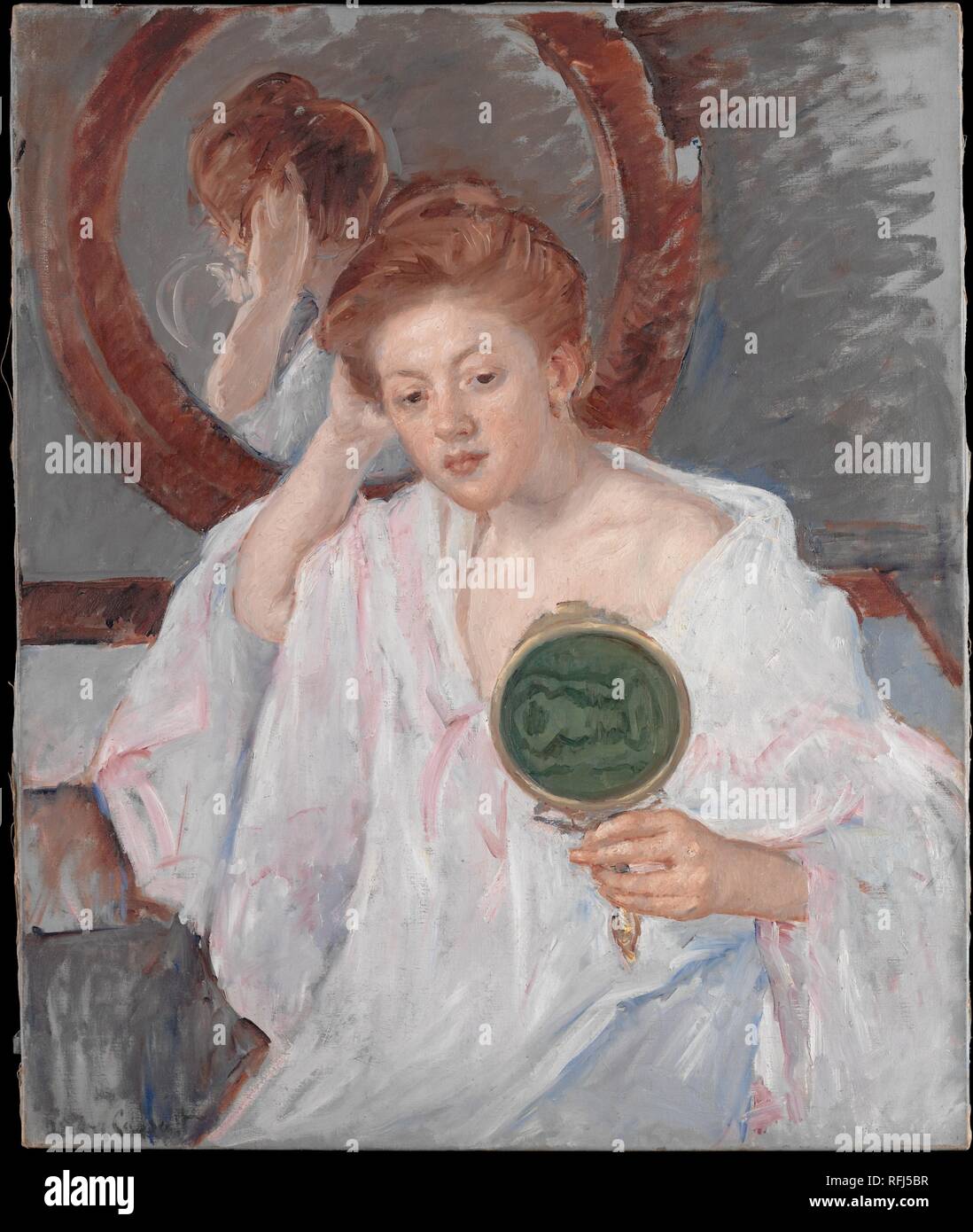 Denise an Ihrem Schminktisch. Artist: Mary Cassatt (Amerikanische, Pittsburgh, Pennsylvania 1844-1926 Le Mesnil-Théribus herum, Oise). Abmessungen: 32 7/8 x 27 1/8 in. (83,5 x 68,9 cm). Datum: Ca. 1908-9. Halten einer Hand Spiegel mit grünen Moiré gesichert, ein hübsches Auburn schwarzhaarige junge Frau - anscheinend ein professionelles Modell, Mary Cassatt mehrmals gemalt - - Studien ihre Frisur in einem Frisiertisch Spiegel. Obwohl Cassatt ein gemeinplatz Moment im täglichen Leben dargestellt, sie stillschweigend das umfassendere Thema der weiblichen Eitelkeit durch die Betonung der Spielen von Reflexionen. Viele der Werke des späten Cassatt signal Ihr ablehnen Stockfoto