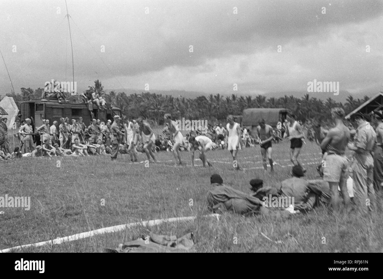 Atletiekwedstrijd Op De Bult te Salatiga op 10 maart 1948 Bestanddeelnr 1578-3-1. Stockfoto