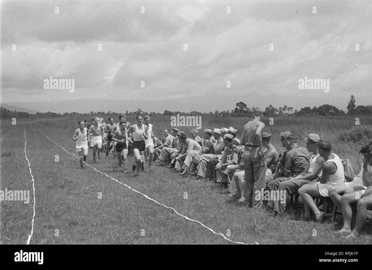 Atletiekwedstrijd Op De Bult te Salatiga op 10 maart 1948 Bestanddeelnr 1578-3-2. Stockfoto