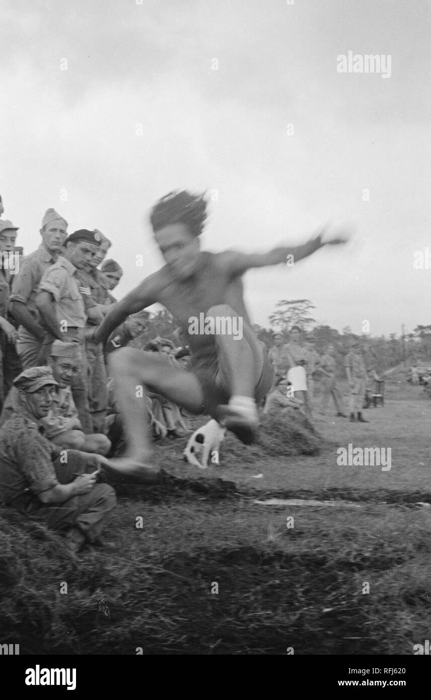 Atletiekwedstrijd Op De Bult te Salatiga op 10 maart 1948 Bestanddeelnr 1578-3-5. Stockfoto