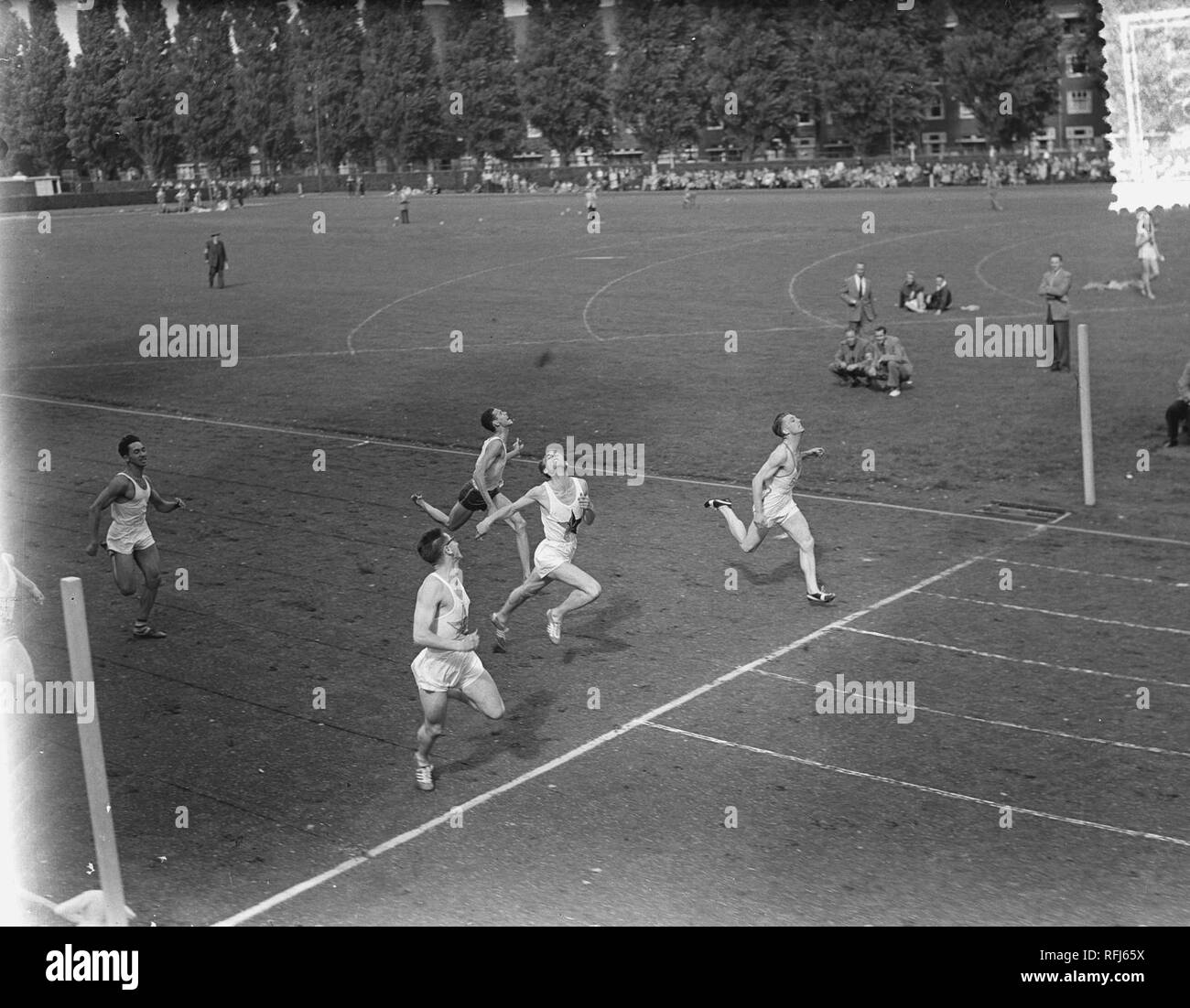 Atletiekwedstrijden om Prins Bernhard Beker Amsterdam, Bestanddeelnr 905-9011. Stockfoto