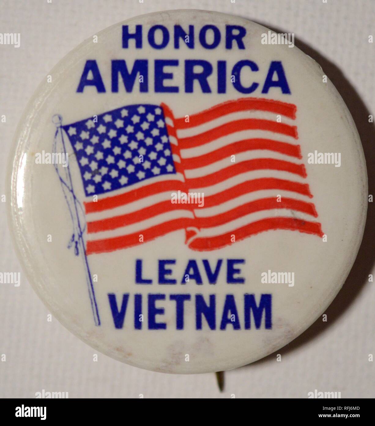 Rot, Weiß und Blau pin oder die Schaltfläche mit einem Bild einer amerikanischen Flagge und das Anti-kriegs-Botschaft "Ehre Amerika Vietnam verlassen," während des Vietnam Krieges, 1965 ausgestellt. () Stockfoto