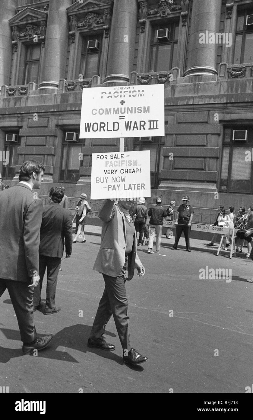 Ein männlicher Demonstrator hält ein Zeichen referenzieren Welt Krieg 3 während der Teilnahme an Protesten gegen die anti-Vietnam Krieg harten Hut Aufruhr, New York City, New York, Mai 1970. () Stockfoto