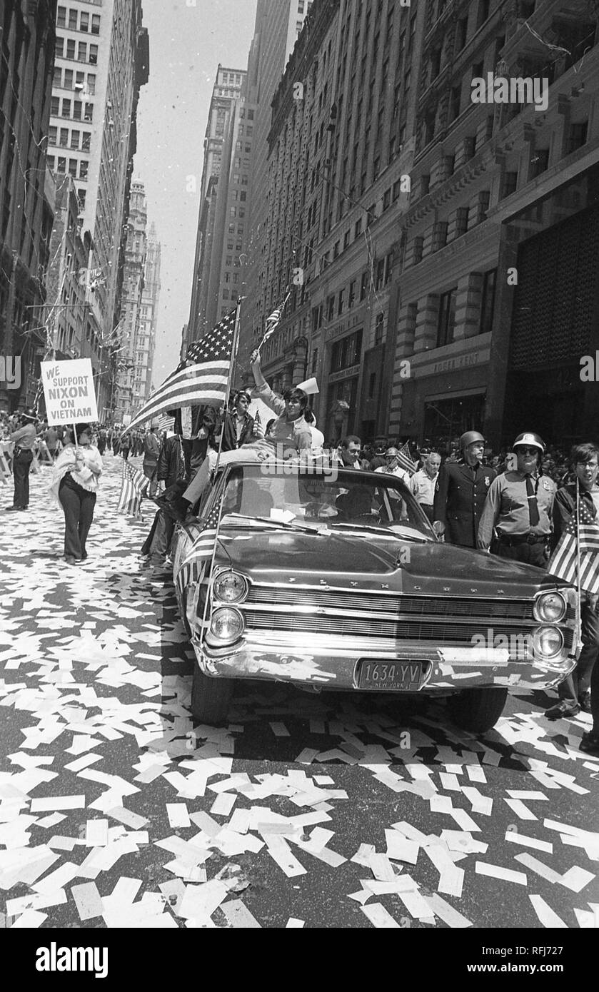 Demonstranten März und halten Sie Banner und pro Richard Nixon Zeichen während der Teilnahme an Protesten gegen die anti-Vietnam Krieg harten Hut Aufruhr, New York City, New York, Mai 1970. () Stockfoto