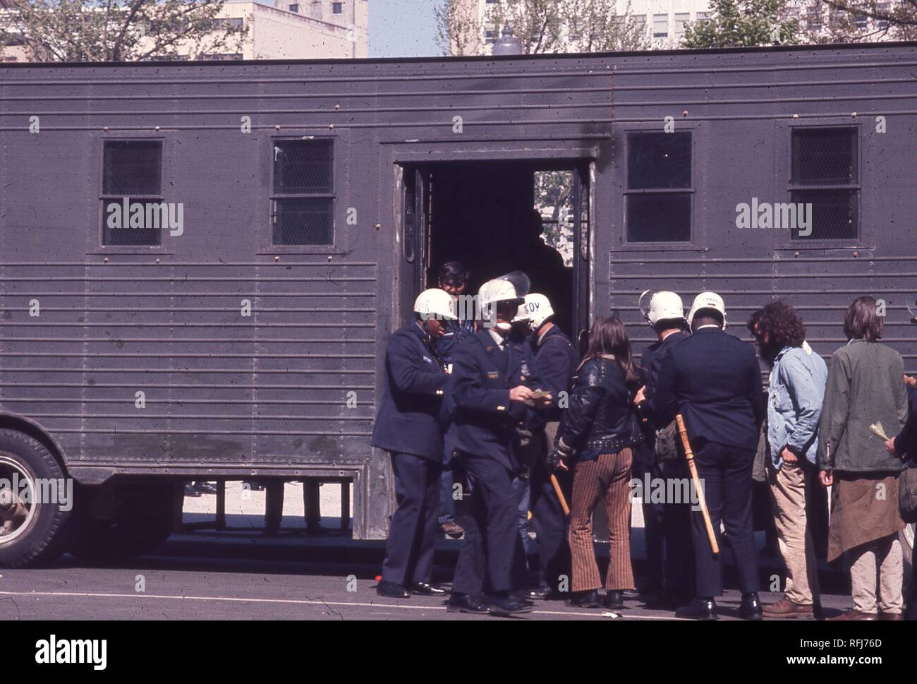 Während der Tag der Proteste gegen den Vietnamkrieg, polizeieskorte Demonstranten in Hippie Kleidung in ein Polizeifahrzeug, in Washington, DC, 4. Mai 1971. () Stockfoto