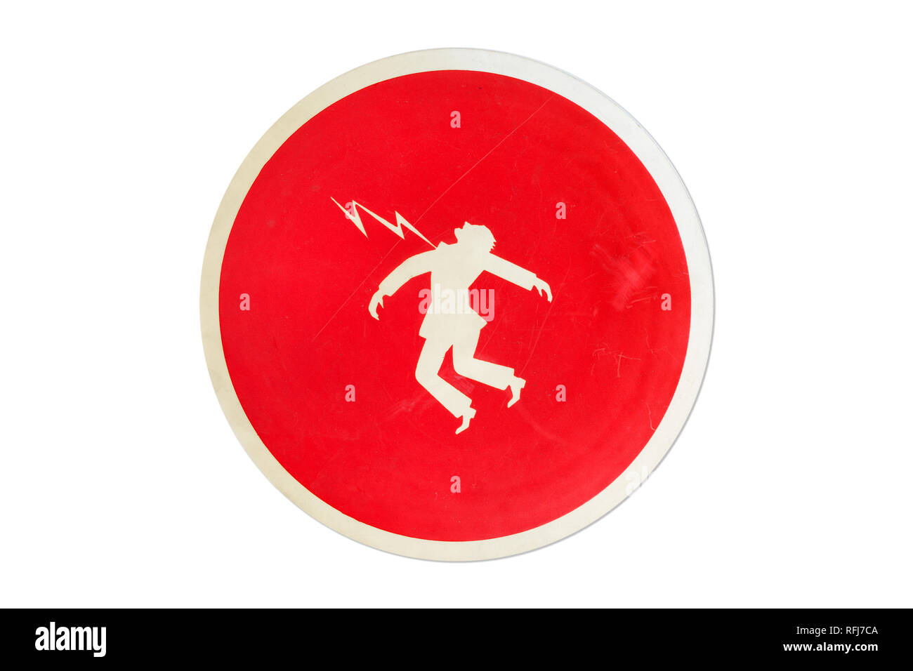 Electrocution Konzept. Fotografie ein altes Schild Warnung vor der Gefahr eines elektrischen Schlags. Auf weissem Hintergrund Stockfoto