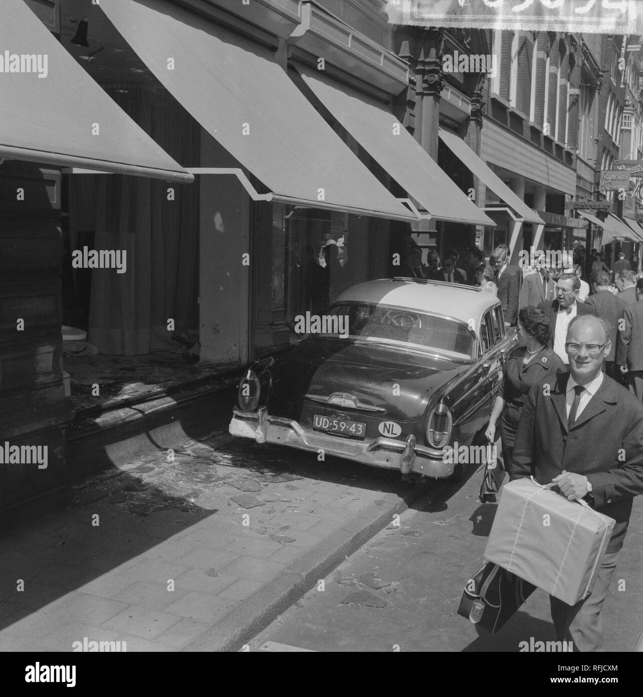 Auto-ongeluk in Leidsestraat, Auto op Trottoir 1 dode bij Metz en Co, Bestanddeelnr 916-5092. Stockfoto