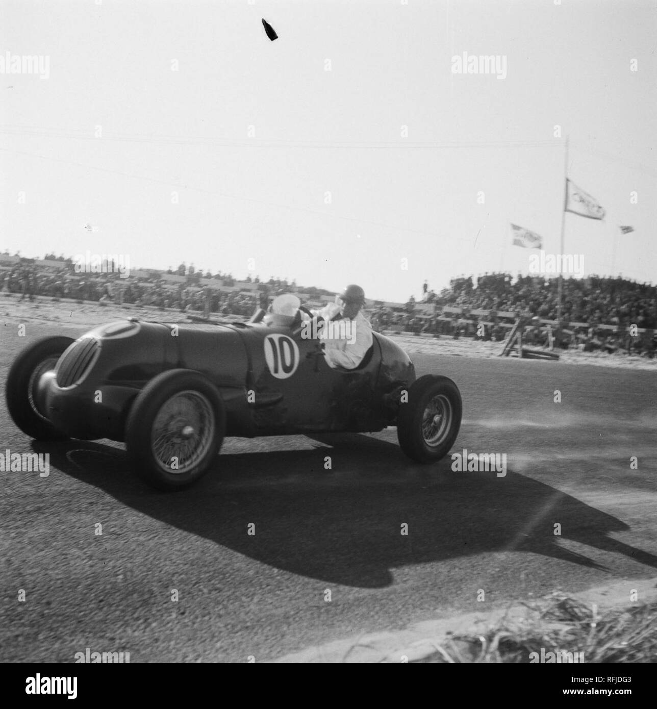 Autoraces te Zandvoort. Tony Rolt met zijn Alfa Romeo onderaan de Bestanddeelnr Hunzerug, 902-9012. Stockfoto