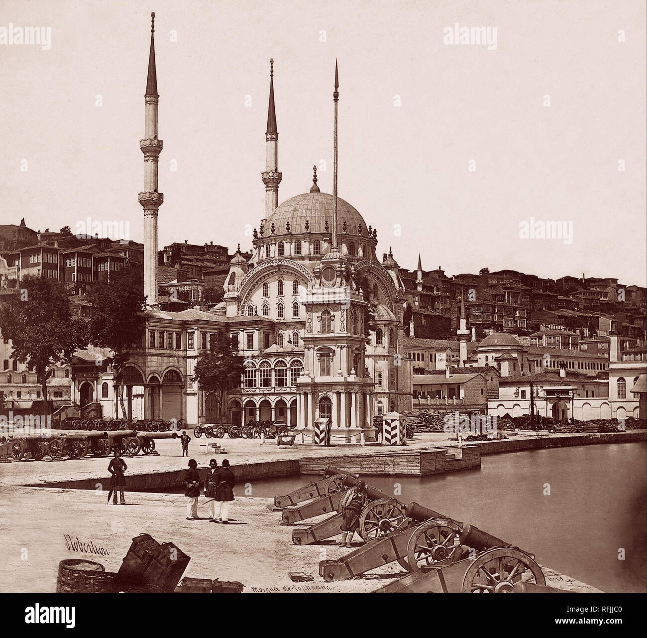 Die nusretiye Moschee und Tophane Square. Datum/Zeitraum: Mitte des 19. Jahrhunderts. Saure Papier. Höhe: 293 mm (11,53 in); Breite: 262 mm (10.31 in). Autor: James Robertson. Stockfoto