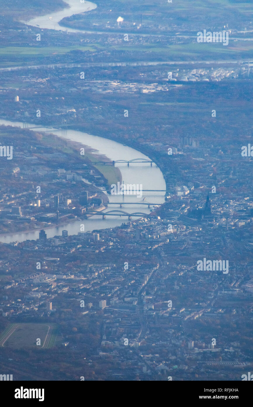 Stadt Köln vom Flugzeug aus gesehen mit dem Rhein und Dom Stockfoto