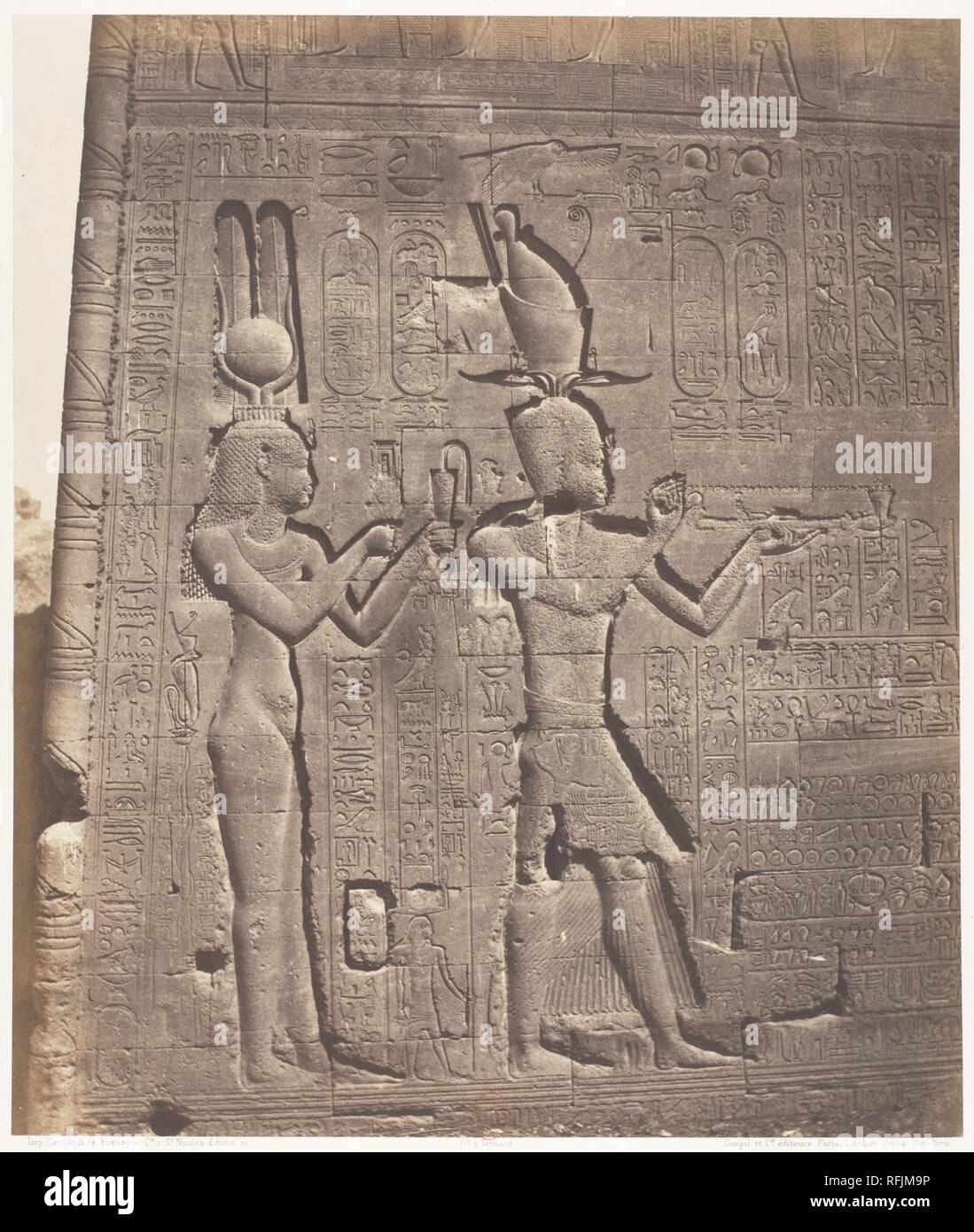 Dendérah (Tentyris), Temple d'Athôr-Face-et Cléopatre Postérieure Caesarion. Artist: Felix Teynard (Französisch, 1817-1892). Abmessungen: 30,0 x 25,4 cm. (11 13/16 x 10 in.). Drucker: Imprimerie Photographique de H. de Fonteny et Cie. Datum: 1851-52, 1853-54. Museum: Metropolitan Museum of Art, New York, USA. Stockfoto