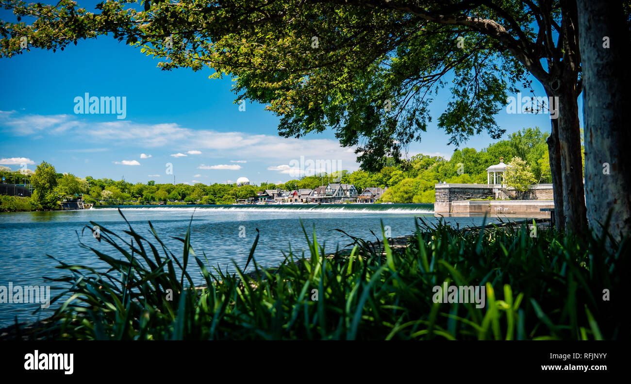 Philadelphia Boathouse Row an einem schönen Sommertag Stockfoto