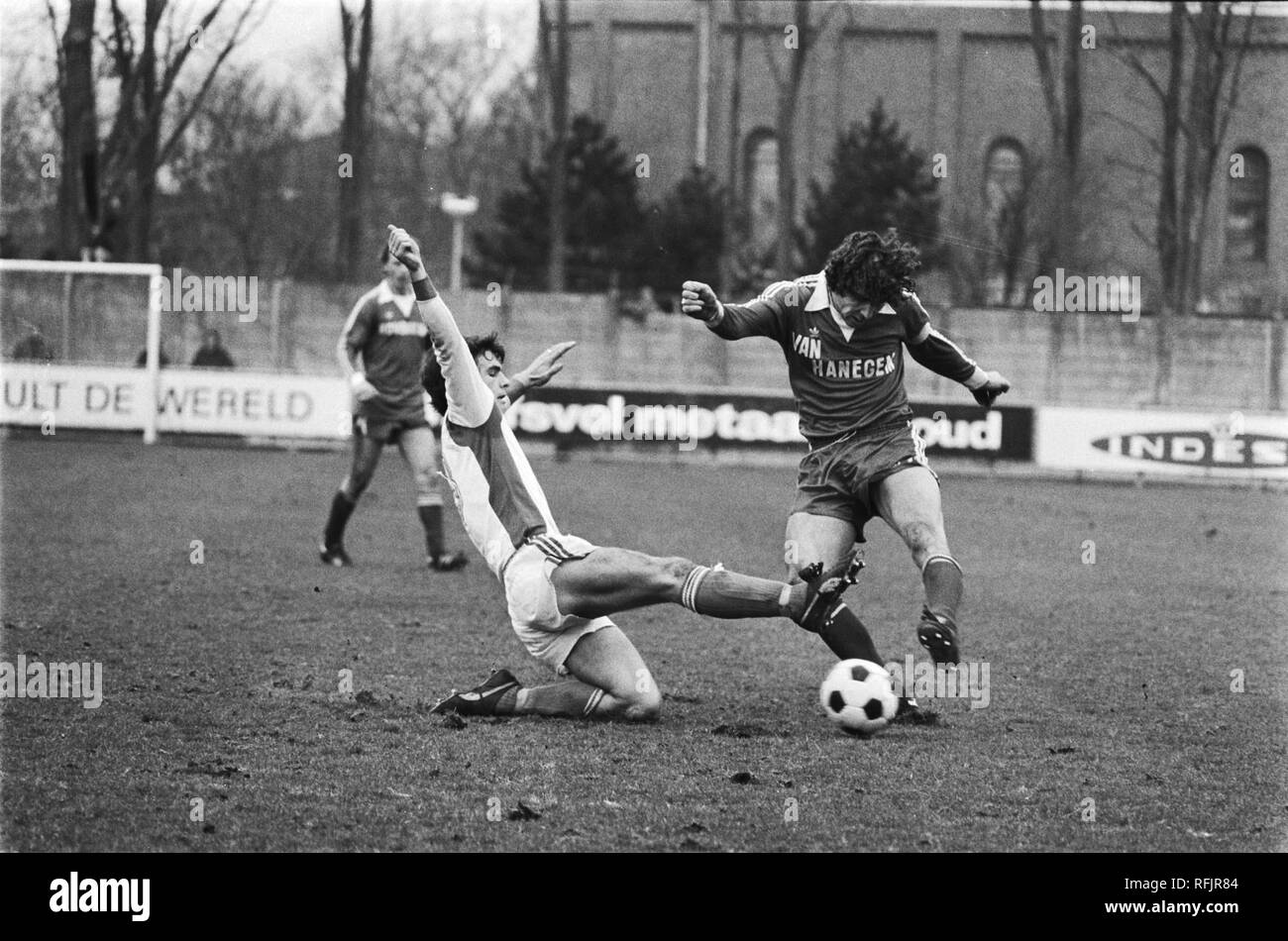 AZ 67 tegen Spart 1-2, Wim van Hanegem im Duell met Balkenstein, Bestanddeelnr 929-6321. Stockfoto