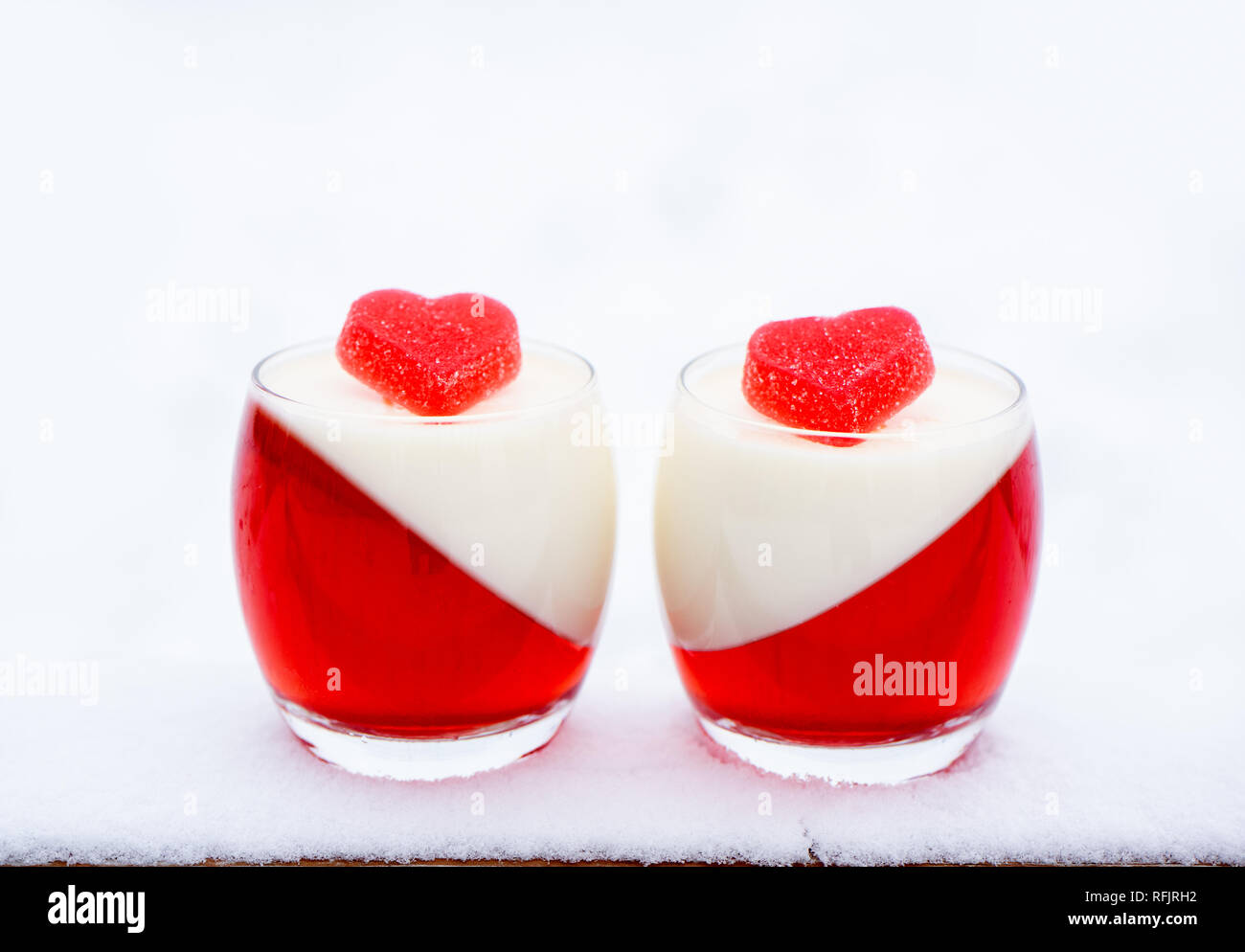 Winter Dessert für Valentines Tag - Pannna Cotta im Schnee Stockfoto
