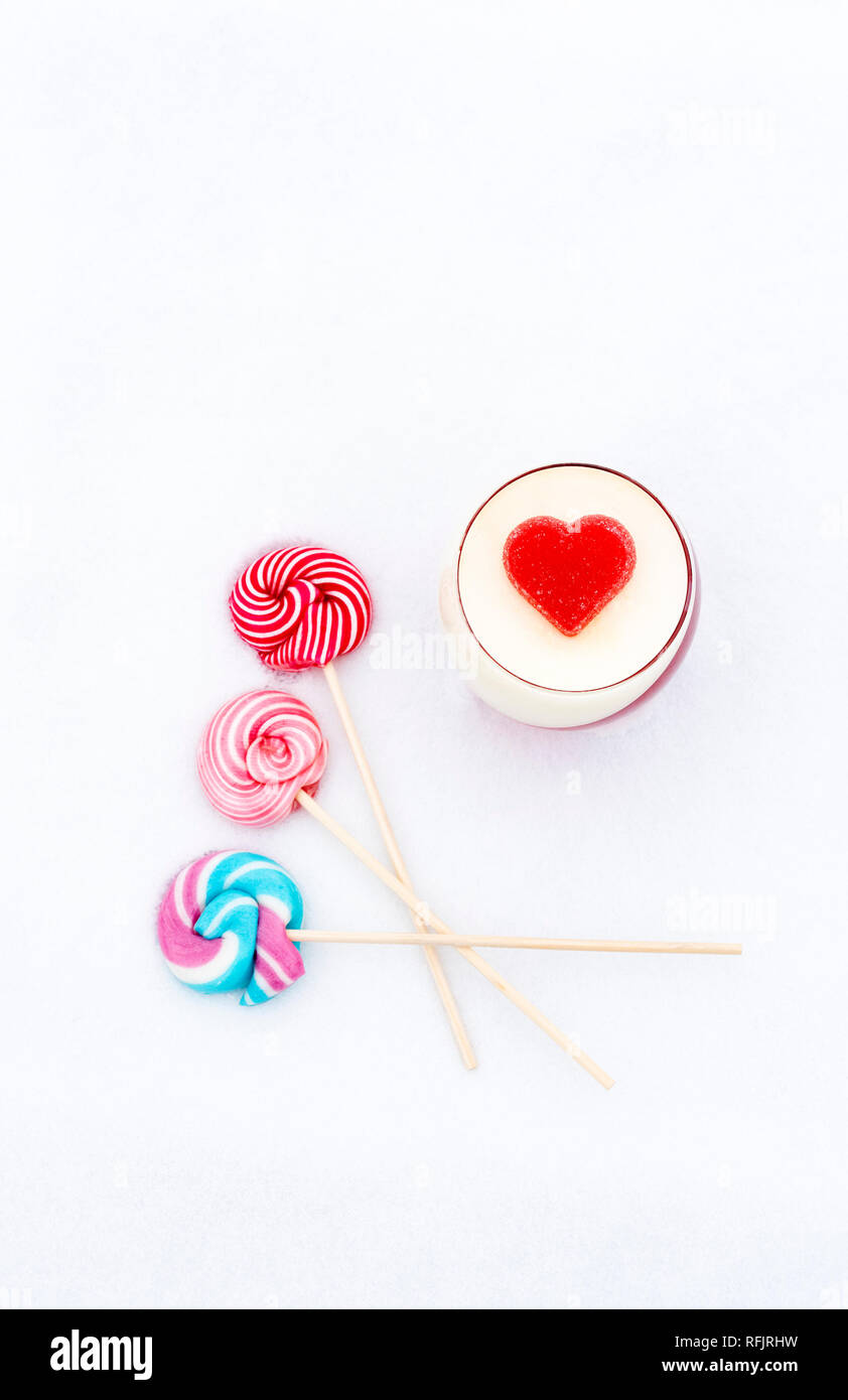 Winter Dessert für Valentines Tag - Pannna Cotta im Schnee Stockfoto