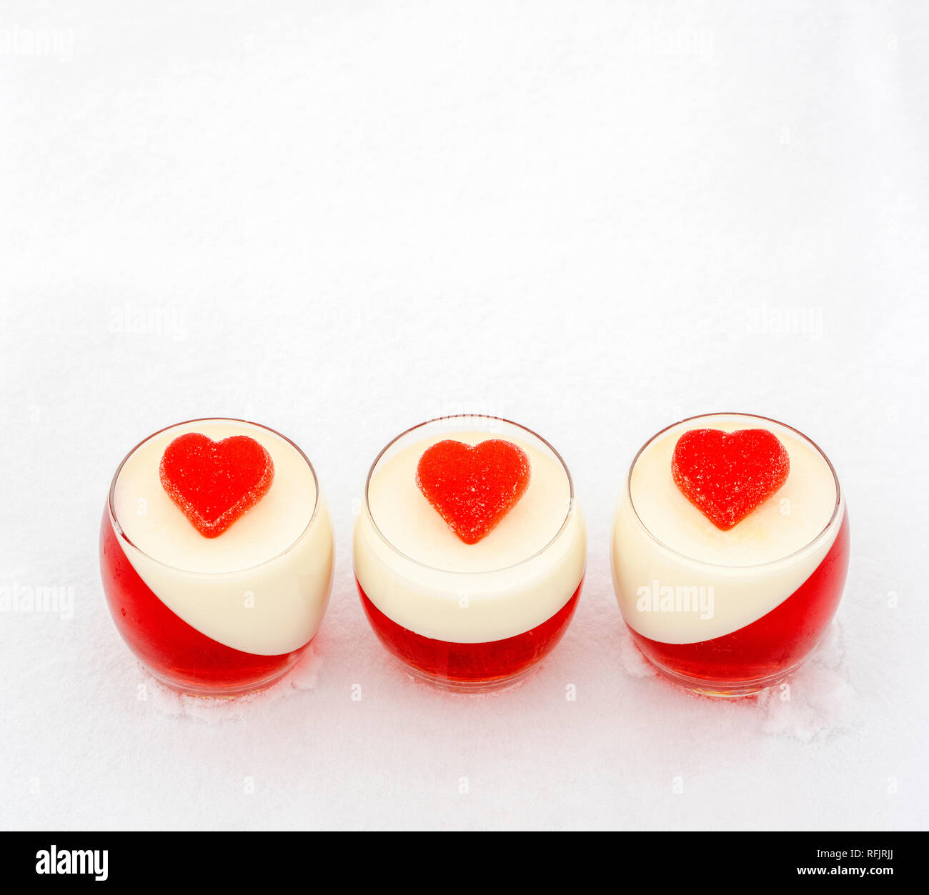 Winter Dessert für Valentines Tag - Pannna Cotta im Schnee Stockfoto