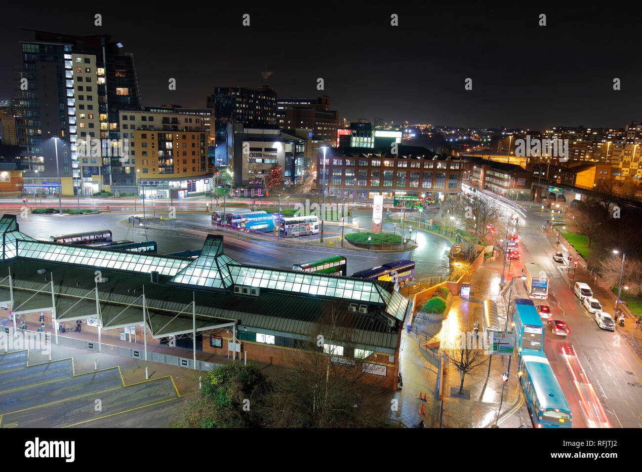 Leeds Bus Station in der Nacht Stockfoto