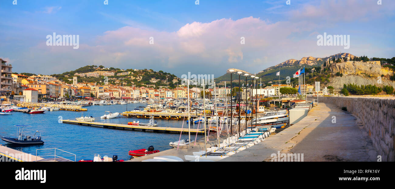 Panoramablick auf die Bucht und den Hafen mit Fischerbooten auf Cassis Resort Stadt. Frankreich, Provence Stockfoto