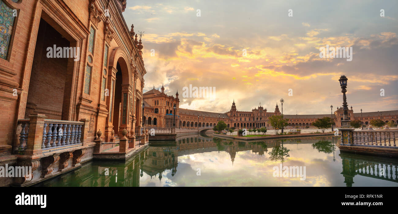 Panoramablick auf Spanisch Hauptplatz (Plaza de Espana). Sevilla, Andalusien, Spanien Stockfoto