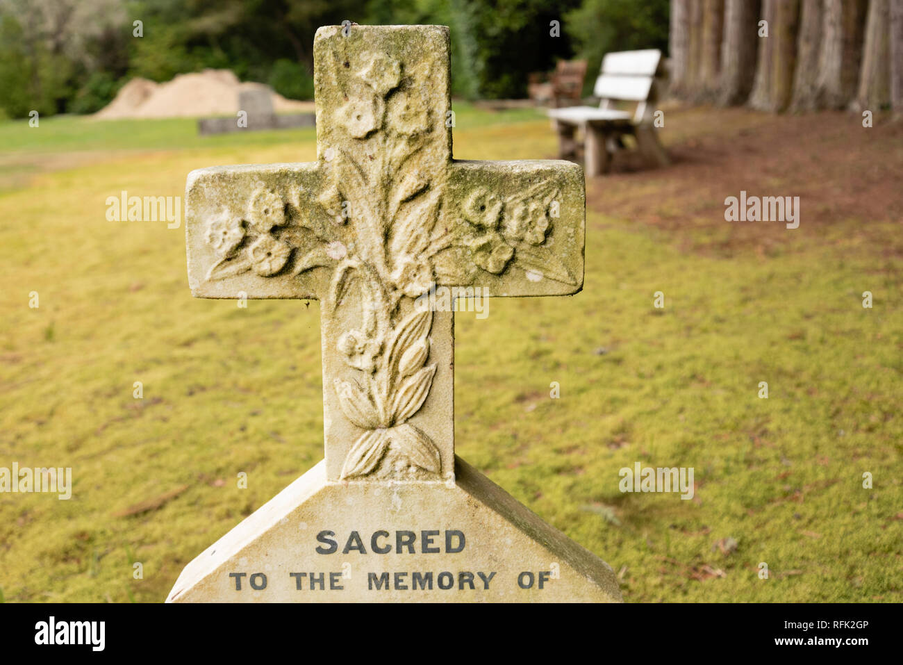 Religiöse christliche Kreuz Grabstein Stockfoto