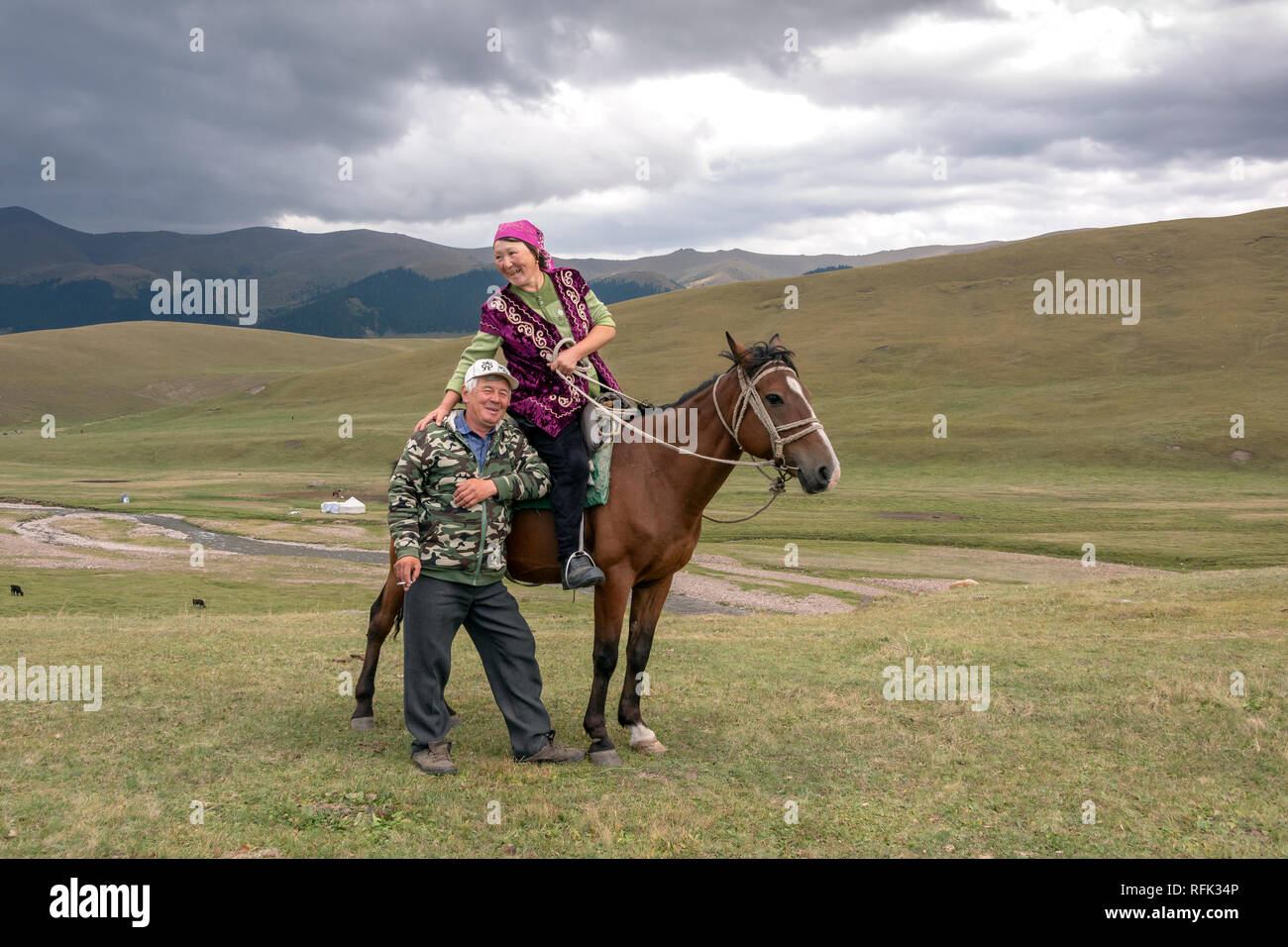 Alles, was Sie brauchen, ist ein guter Mann und ein gutes Pferd, hütehunde Leben auf Assy Plateau, Kasachstan Stockfoto