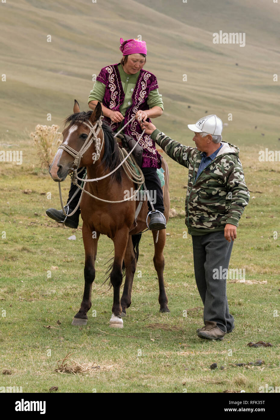 Ein herding Paare und ihre unverzichtbare Pferd auf die Assy Plateau, Kasachstan Stockfoto