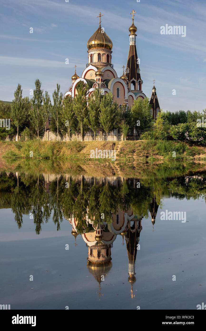 Russisch-orthodoxe Kirche der Erhöhung des Heiligen Kreuzes mit Reflexionen, Almaty, Kasachstan Stockfoto