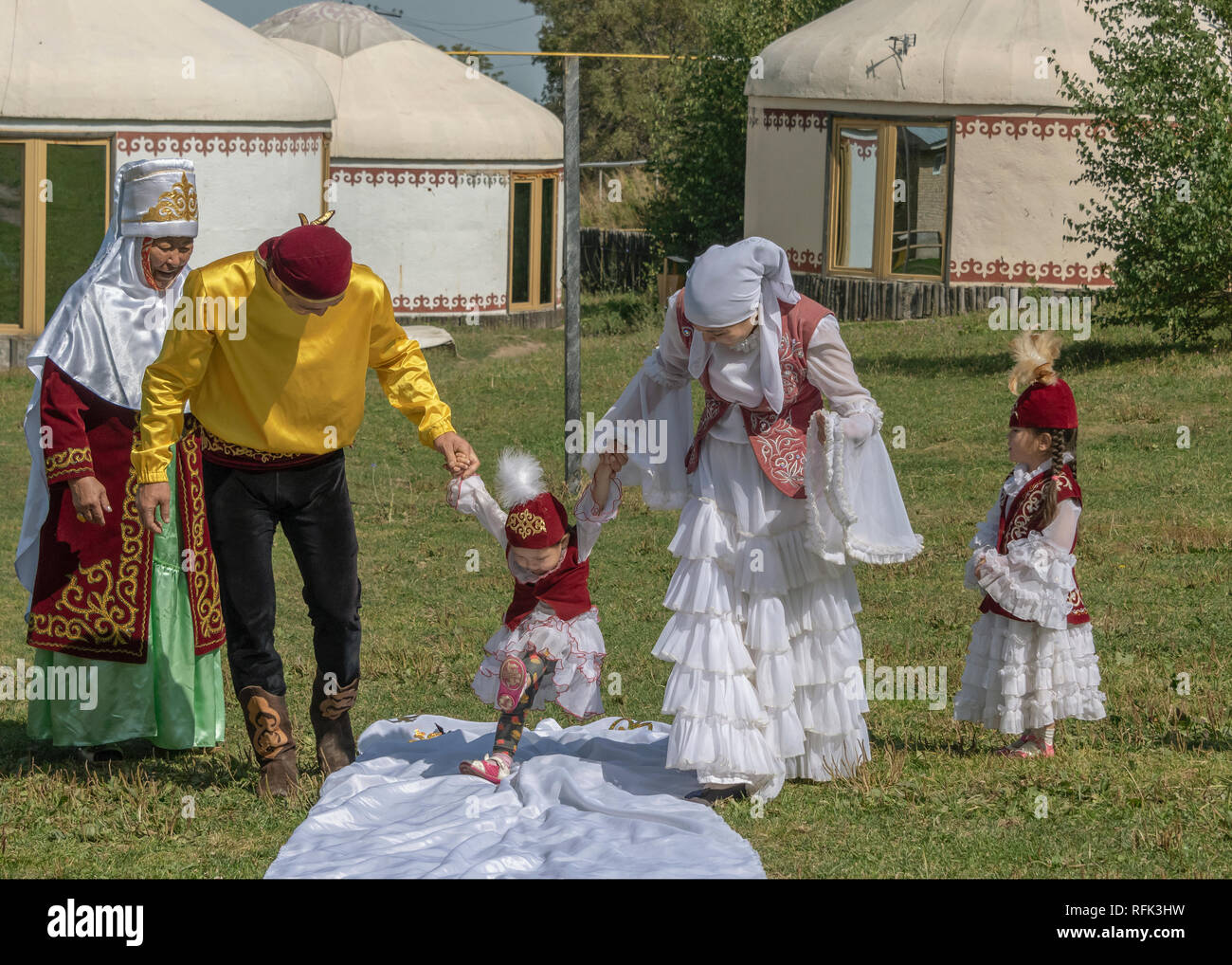 "Tusau Kesu' Zeremonie (schneiden Sie das Seil) Kind in der Luft schwingend, Almaty, Kasachstan Stockfoto