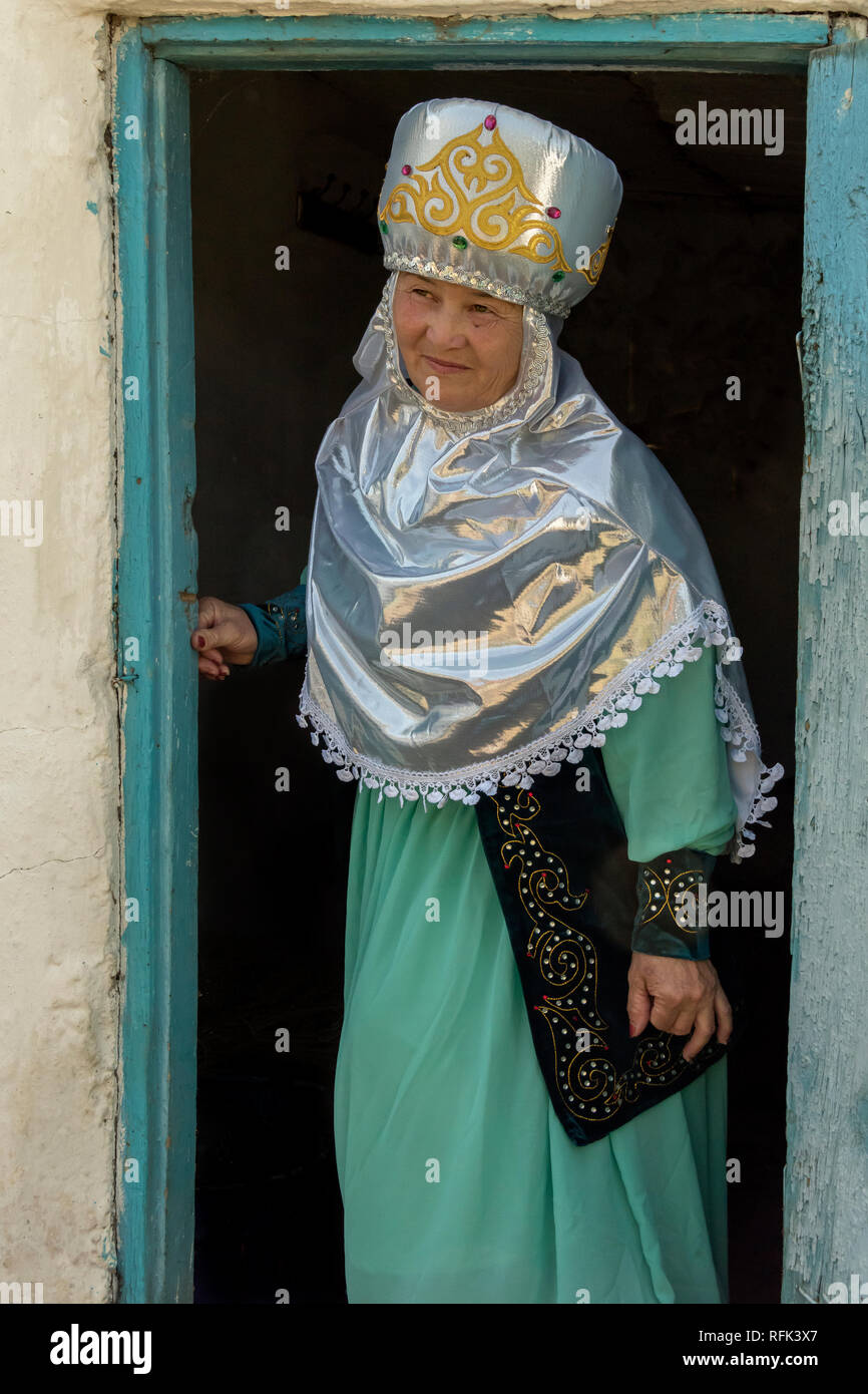 Großmutter in traditionellen Trachten Sharafkent, Kasachstan Stockfoto