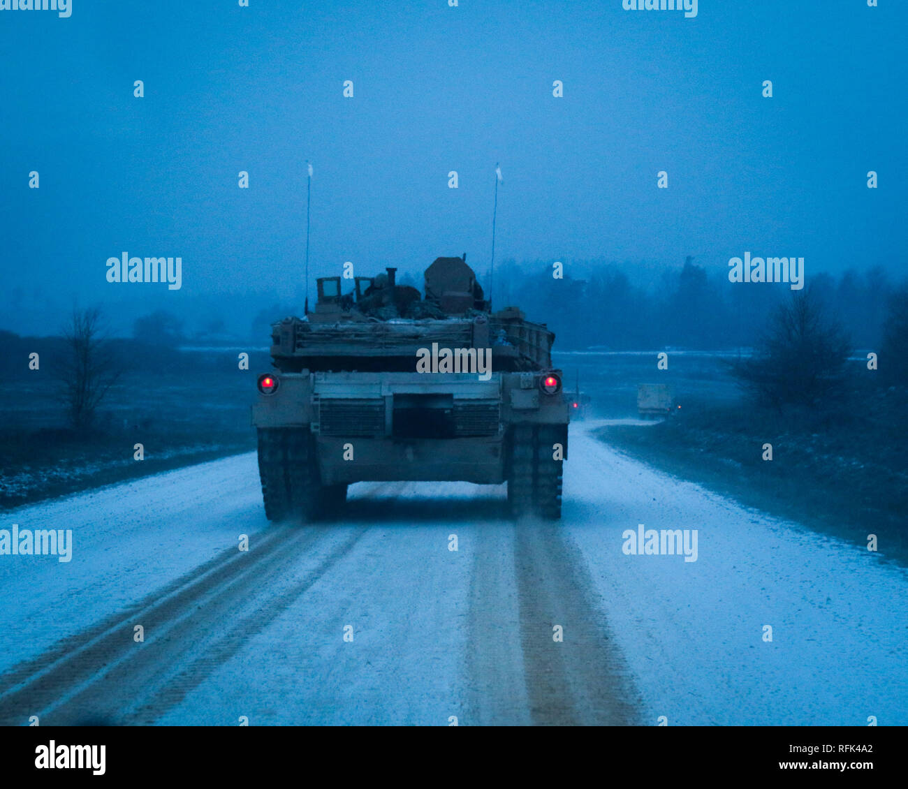Ein US Army Tank Crew zu Charlie Company, 2nd Battalion, 5th Cavalry Regiment, 1st Armored Brigade Combat Team, 1.Kavallerie Division verlässt den fiktiven Schlachtfeld im Camp Aachen Ausbildung Bereich in Grafenwöhr, Deutschland, Jan. 22, 2019 zugeordnet. IRONHORSE durchgeführt CBR XI Phase II zur Unterstützung der Atlantischen lösen, eine ständige Übung, die Interoperabilität zwischen den US-Streitkräften zu verbessern, ihren NATO-Verbündeten und Partnern. (U.S. Army National Guard Foto von SPC. Hannah Tarkelly, 382 Öffentliche Angelegenheiten Ablösung/1. ABCT, 1 CD-/Freigegeben) Stockfoto