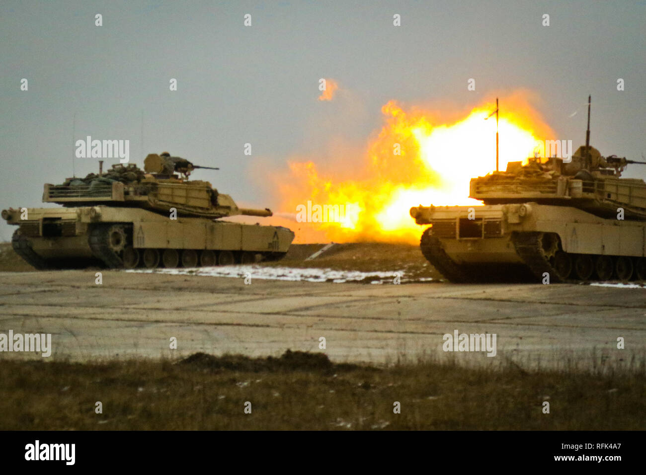 Ein US Army Tank Crew zu Charlie Company, 2nd Battalion, 5th Cavalry Regiment, 1st Armored Brigade Combat Team, 1.Kavallerie Division Brände eine M1A2 Abrams Tank im Camp Aachen Ausbildung Bereich in Grafenwöhr, Deutschland, Jan. 22, 2019. IRONHORSE durchgeführt CBR XI Phase II zur Unterstützung der Atlantischen lösen, eine ständige Übung, die Interoperabilität zwischen den US-Streitkräften zu verbessern, ihren NATO-Verbündeten und Partnern. (U.S. Army National Guard Foto von SPC. Hannah Tarkelly, 382 Öffentliche Angelegenheiten Ablösung/1. ABCT, 1 CD-/Freigegeben) Stockfoto