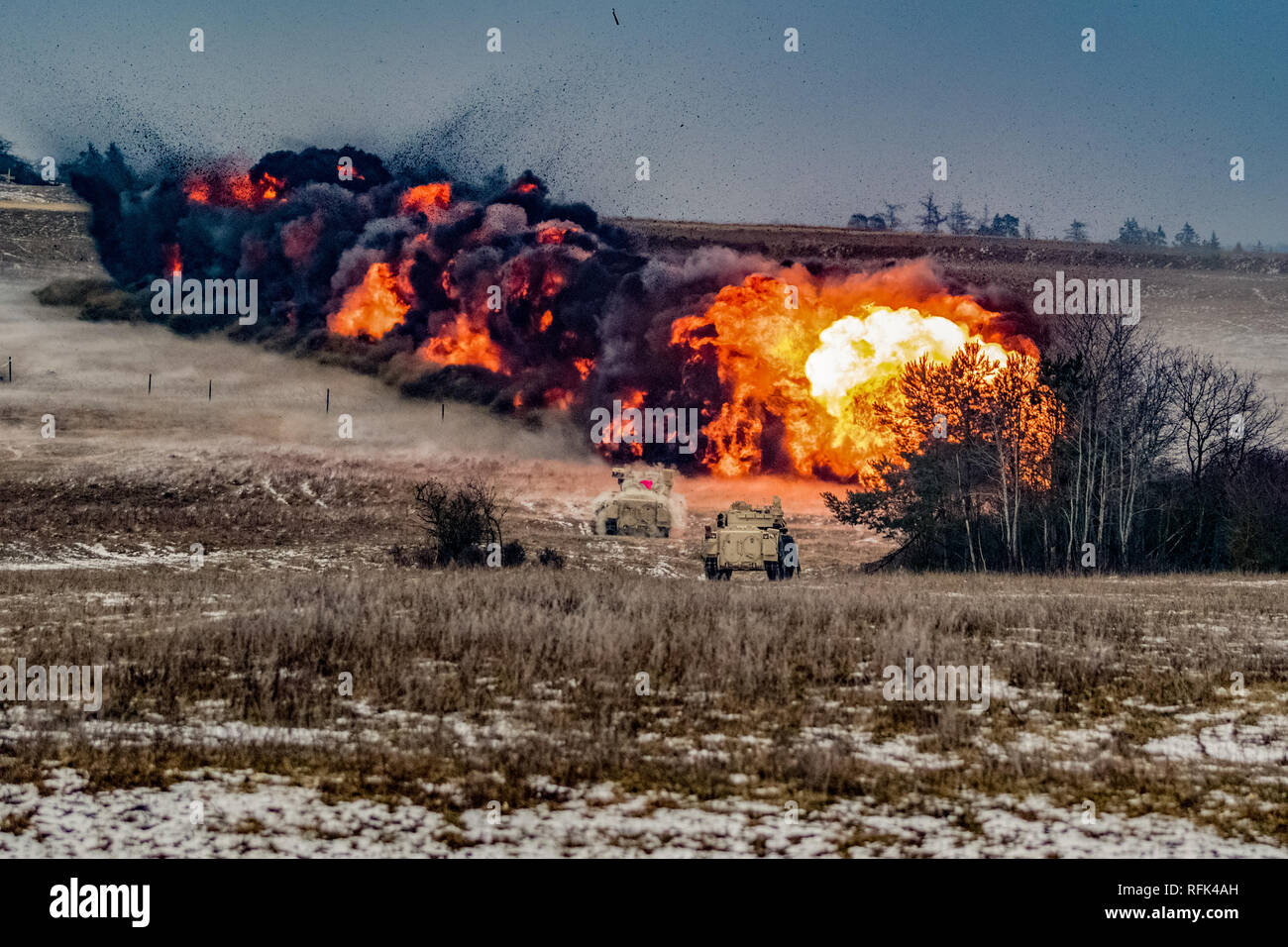 Us-Soldaten mit der 91St Ingenieur Bataillon, 1st Armored Brigade Combat Team, 1.Kavallerie Division, eine Mine clearing Line kostenlos von Ihrem M1 Assault breacher Fahrzeug am Lager Aachen, Grafenwöhr, Deutschland, Jan. 23, 2019 feuerte detonieren. IRONHORSE durchgeführten kombinierten Lösung XI Phase II zur Unterstützung der Atlantischen lösen, eine ständige Übung, die Interoperabilität zwischen den US-Streitkräften zu verbessern, ihre NATO-Verbündeten und Partner Nationen. (U.S. Army National Guard Foto von SPC. Jakob Hester-Heard, 382 Öffentliche Angelegenheiten Loslösung, 1 ABCT, 1 CD-/Freigegeben) Stockfoto